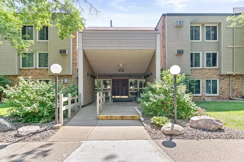 4045 Hodgson Rd #207, Shoreview, MN 55126