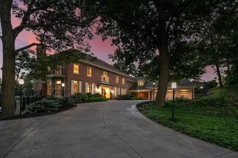 8 Ironwood Ln, North Oaks, MN 55127