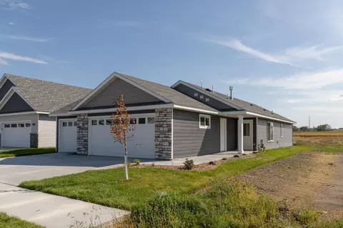 2015 Douglas Trail Dr SE, Pine Island, MN 55963