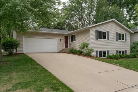 1002 Chalet Dr NW, Rochester, MN 55901