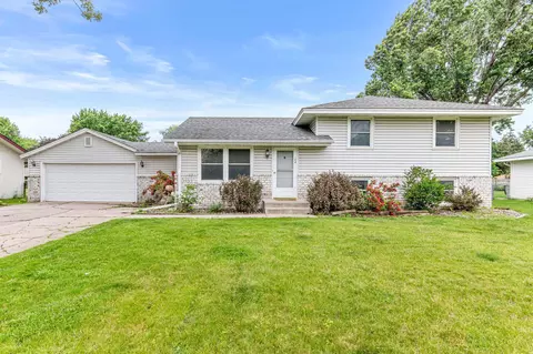 124 Hayes Rd, Apple Valley, MN 55124