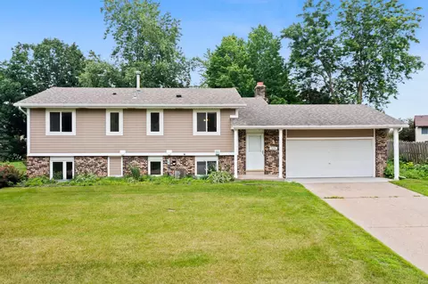 5884 139th St W, Apple Valley, MN 55124