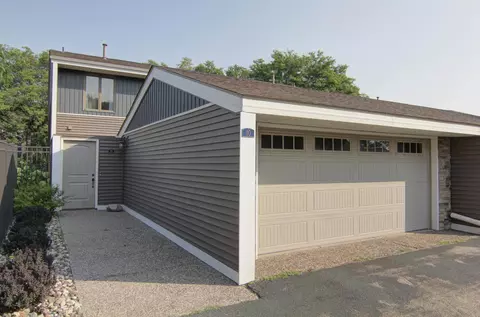 2735 Mackubin St #10, Roseville, MN 55113
