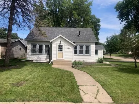 743 Grove St SW, Hutchinson, MN 55350