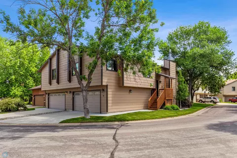 54 Fremont Dr S, Fargo, ND 58103