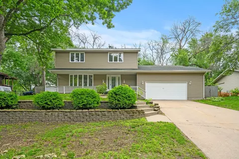 540 Heinel Dr, Roseville, MN 55113