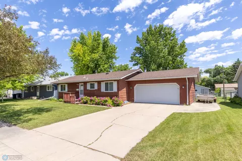 610 Appletree Ln, Moorhead, MN 56560