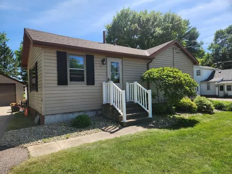 207 W 3rd Ave, Lakefield, MN 56150