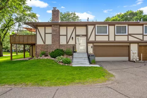 6830 Macbeth Cir, Woodbury, MN 55125
