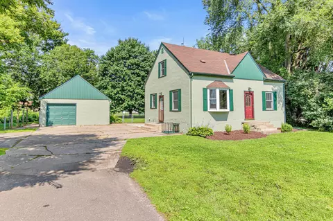 2957 Rice St, Roseville, MN 55113