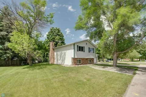 3719 River Dr S, Fargo, ND 58104