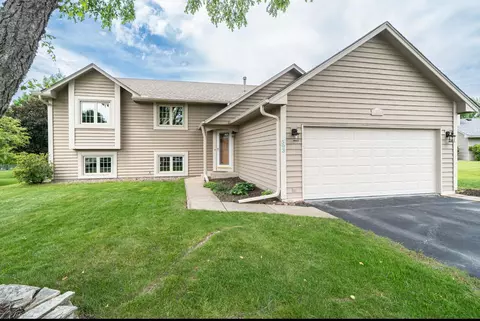 593 Middle Ln, Eagan, MN 55123