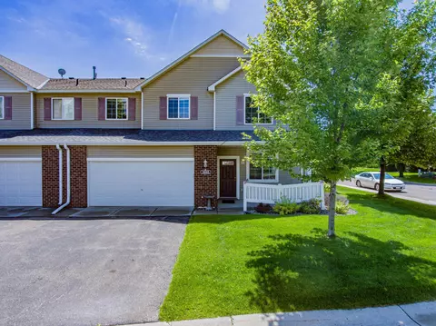 1685 Prescott Ct, Chaska, MN 55318