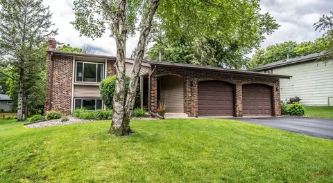 3102 Red Oak Cir N, Burnsville, MN 55337