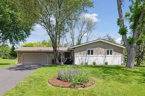1476 Scenic View Dr, Chaska, MN 55318