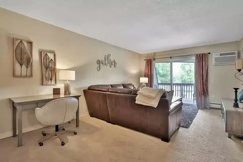 2800 Hamline Ave N #320, Roseville, MN 55113