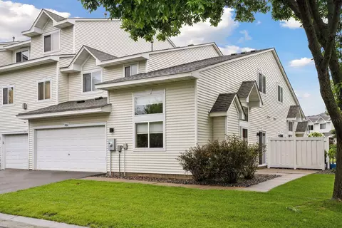 8986 Sawgrass Gln, Maple Grove, MN 55311