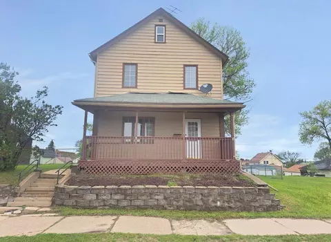210 3rd St SW, Chisholm, MN 55719
