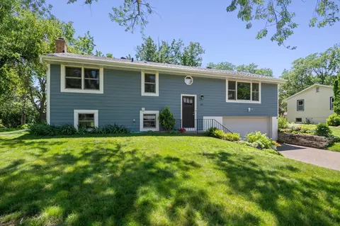 362 Maple Lane Ct, Roseville, MN 55113