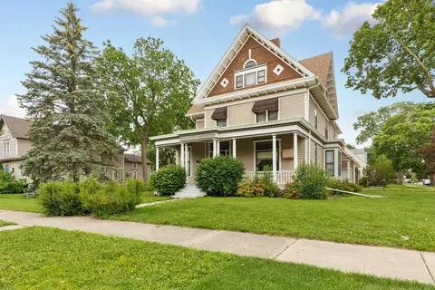 206 6th St NW, Faribault, MN 55021