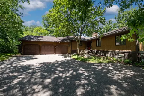 8673 Mcguire Ct E, Shakopee, MN 55379