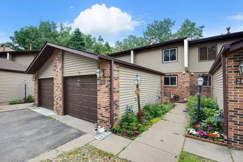 2452 Mendelssohn Ln N #15, Golden Valley, MN 55427