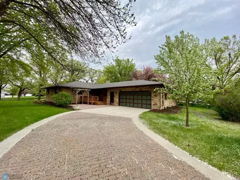 3514 Riverview Cir S, Moorhead, MN 56560