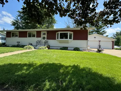 413 1st St SE, Hayfield, MN 55940