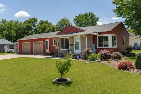 703 E School St, Owatonna, MN 55060