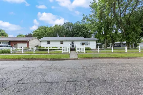 621 Camden Dr, Marshall, MN 56258