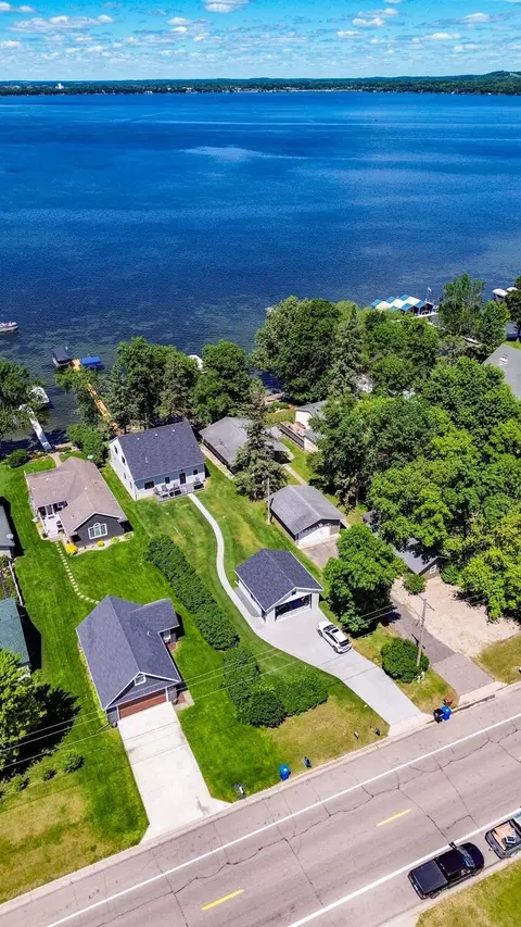 668 S Shore Dr, Detroit Lakes, MN 56501