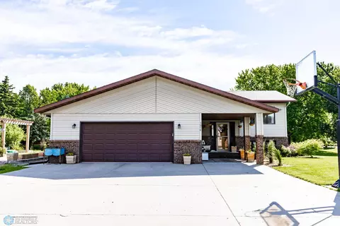 7916 Aquarius Dr, Fargo, ND 58104 photo 2