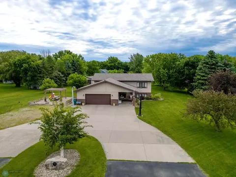 7916 Aquarius Dr, Fargo, ND 58104
