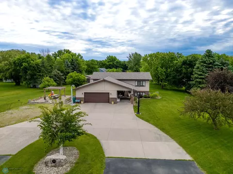 7916 Aquarius Dr, Fargo, ND 58104