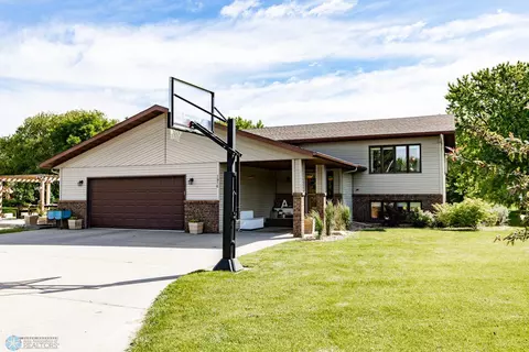 7916 Aquarius Dr, Fargo, ND 58104 photo 3