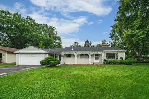 782 County Road B2 W, Roseville, MN 55113