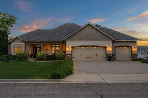 1218 Goldenray Dr, Faribault, MN 55021
