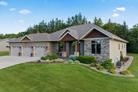 135 Hickory Ln NE, Owatonna, MN 55060