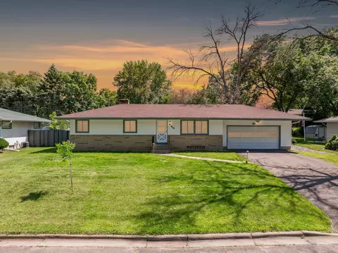 414 Judith Ave, Roseville, MN 55113