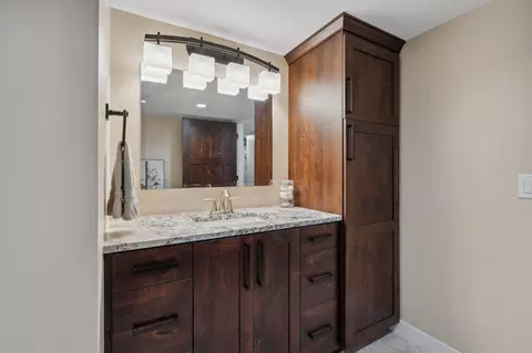 Bath - 2407 7th Ave SW, Austin, MN 55912 photo 7 of 7