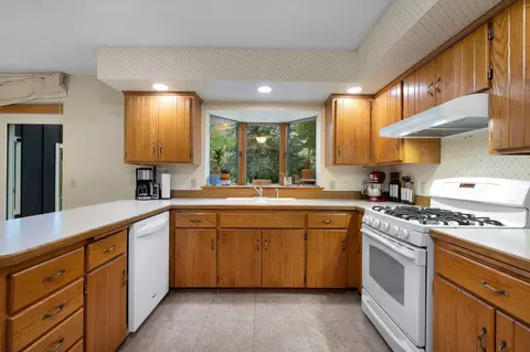 Kitchen - 2407 7th Ave SW, Austin, MN 55912 photo 2 of 7