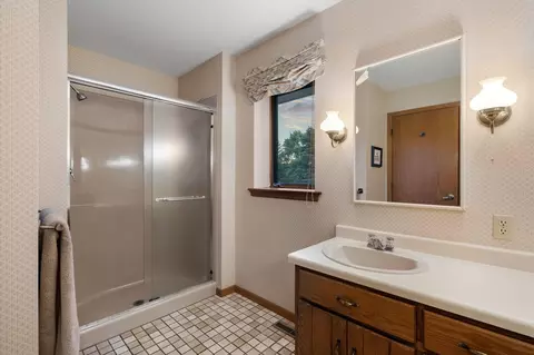 Bath - 2407 7th Ave SW, Austin, MN 55912 photo 2 of 7