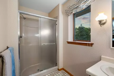 Bath - 2407 7th Ave SW, Austin, MN 55912 photo 3 of 7