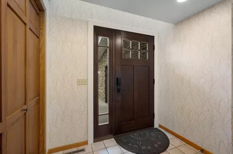 Entry Way - 2407 7th Ave SW, Austin, MN 55912 photo 2 of 12