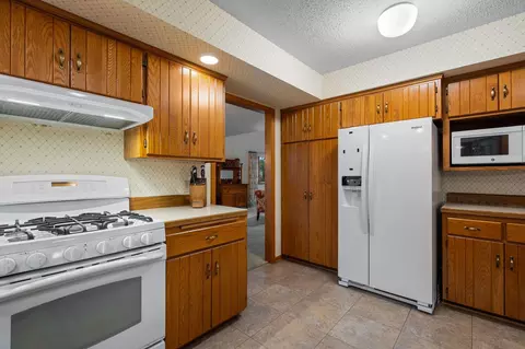 Kitchen - 2407 7th Ave SW, Austin, MN 55912 photo 4 of 7