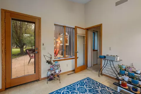 Entry Way - 2407 7th Ave SW, Austin, MN 55912 photo 5 of 12