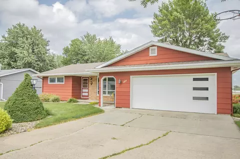 1604 Johnson Ln, Worthington, MN 56187