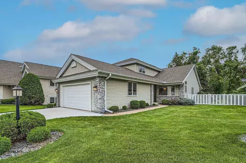 5750 Heather Ridge Dr, Shoreview, MN 55126