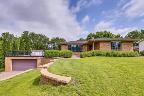 845 Gramsie Rd, Shoreview, MN 55126