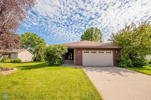 2220 29th Ave S, Fargo, ND 58103